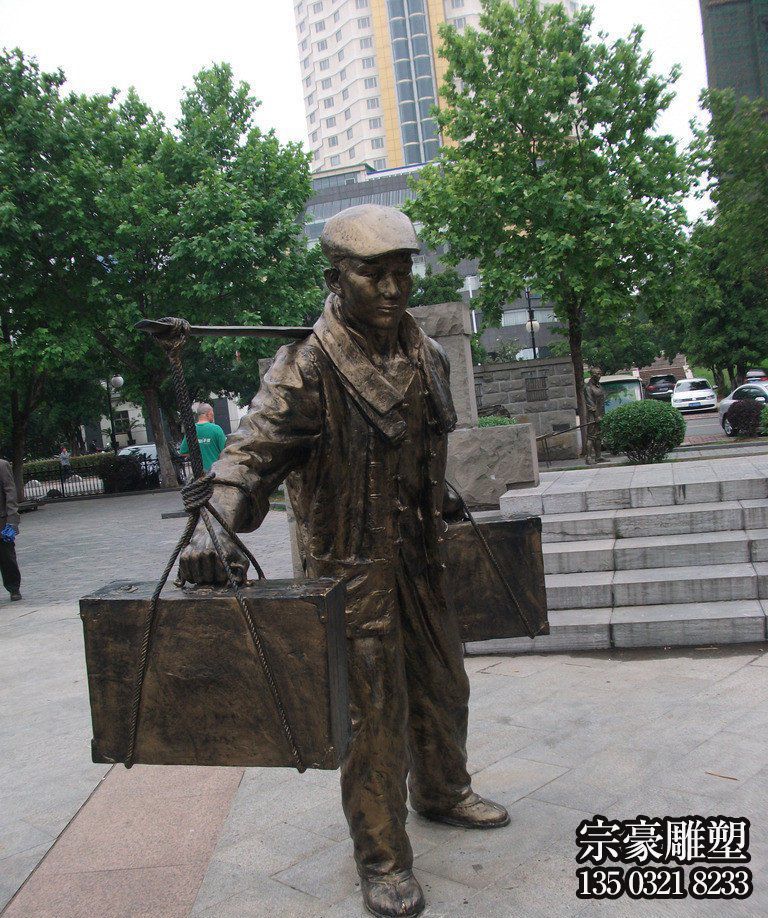 玻璃鋼仿銅挑擔(dān)子的工人人物雕塑 玻璃鋼仿銅挑擔(dān)子的工人人物雕塑